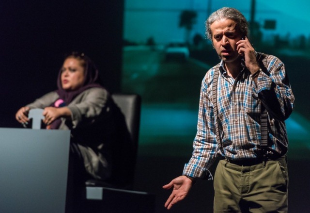 زنانی که به بزها خیره شده اند